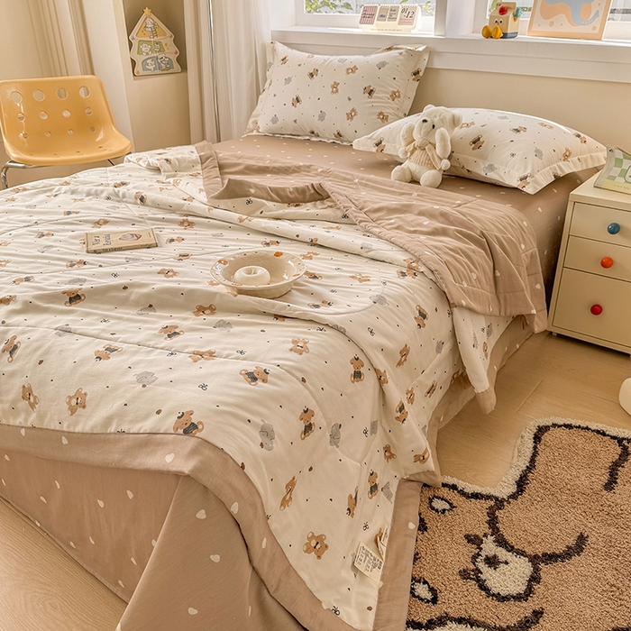 91家纺网 家纺一手货源 找家纺 梦依依 2025新款小清新印花系列里外全棉棉花被夏被四件套 假日萌熊