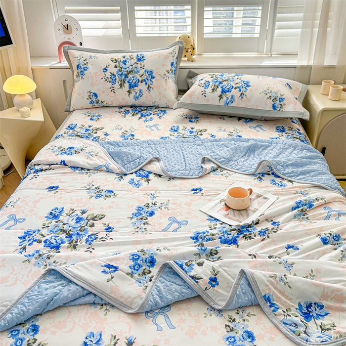 91家纺网 家纺一手货源 找家纺 雯豆2025春夏新款凉感丝夏被空调被子印花A类卡通小清新夏被 冰丝夏被四件套-芳华如梦