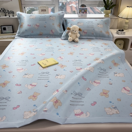 91家纺网 家纺一手货源 找家纺 丝羽坊 2025新款小版印花冰丝凉席平铺床席款冰丝席碳光冰丝凉席 小熊派对