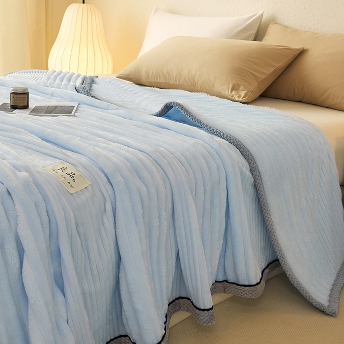 91家纺网 家纺一手货源 找家纺 澳梵家居 2025新款魔法绒糯糯绒提花抽条毛毯盖毯 简约-奶油蓝