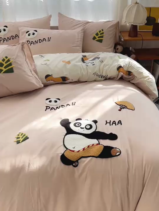 91家纺网 家纺一手货源 找家纺 罗亿家纺 2025新款云朵棉可爱毛巾绣系列四件套 熊猫会功夫