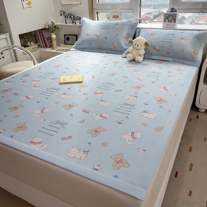 91家纺网 家纺一手货源 找家纺 丝羽坊 2025新款小版印花冰丝凉席平铺床席款冰丝席碳光冰丝凉席 小熊派对