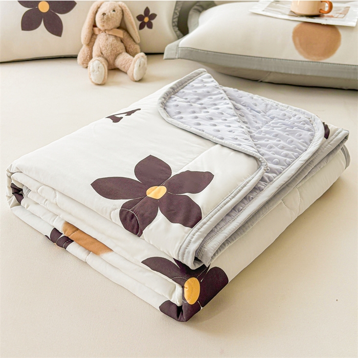 91家纺网 家纺一手货源 找家纺 雯豆2025春夏新款凉感丝夏被空调被子印花A类卡通小清新夏被 冰丝夏被四件套-五瓣花