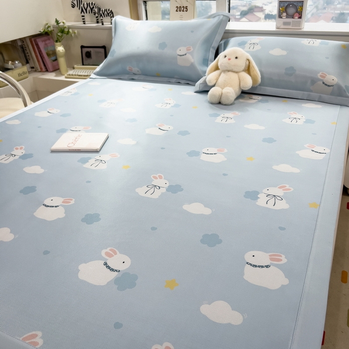 91家纺网 家纺一手货源 找家纺 丝羽坊 2025新款小版印花冰丝凉席平铺床席款冰丝席碳光冰丝凉席 兔宝