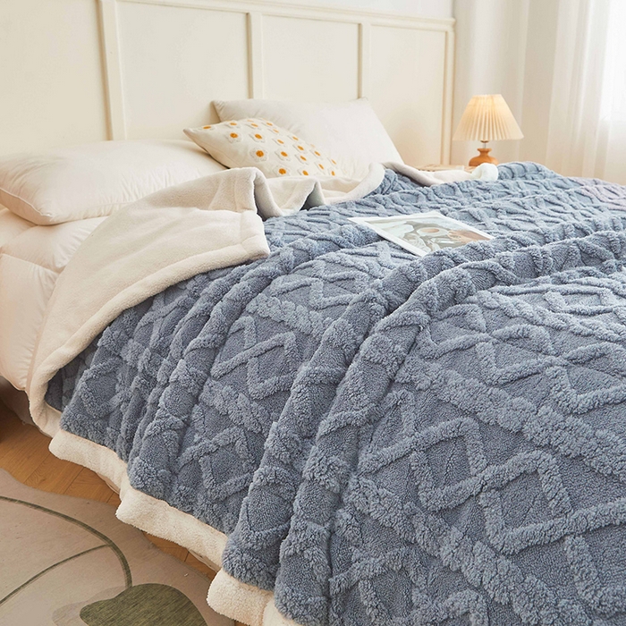 91家纺网 家纺一手货源 找家纺 澳梵家居 2025新款塔芙绒提花毛毯盖毯 柔雾蓝-白