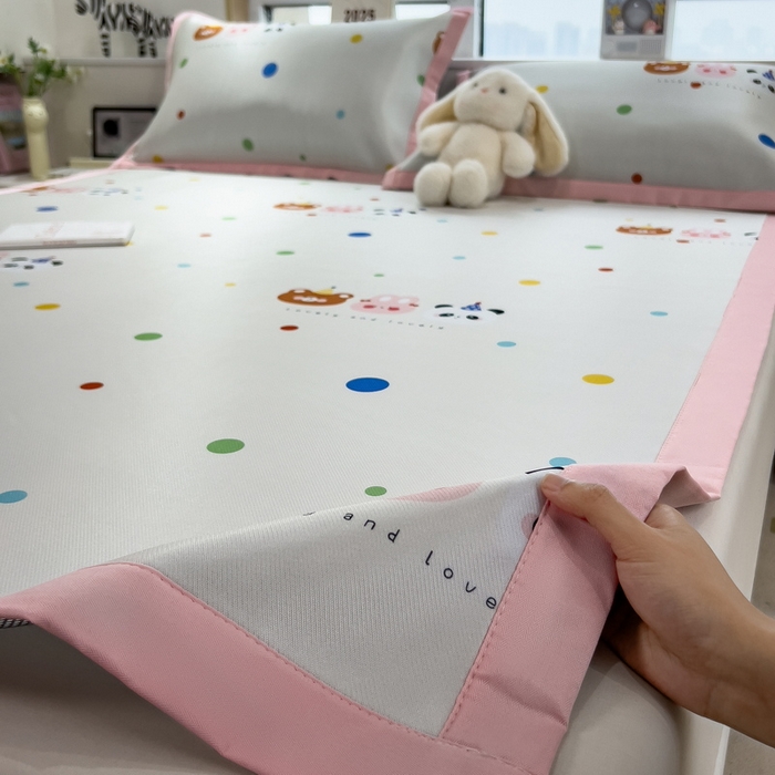 91家纺网 家纺一手货源 找家纺 丝羽坊 2025新款小版印花冰丝凉席平铺床席款冰丝席碳光冰丝凉席 熊点点