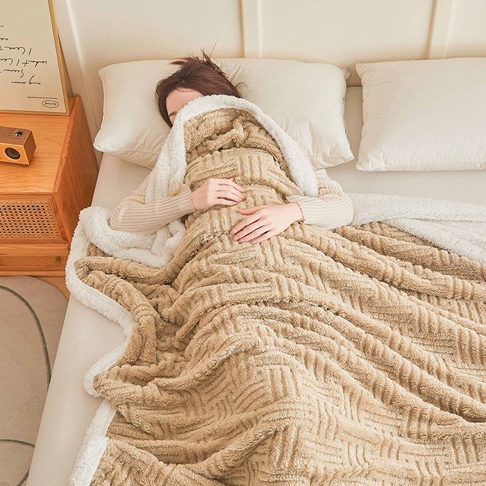 91家纺网 家纺一手货源 找家纺 澳梵家居 2025新款塔芙绒提花毛毯盖毯 回格-卡其