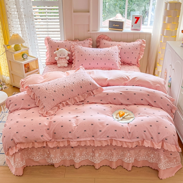 91家纺网 家纺一手货源 找家纺 雅眠居 2025爆款针织棉双层纱印花床盖四件套 粉格蝴蝶结