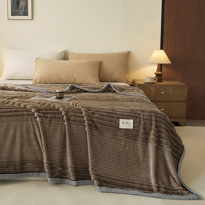 91家纺网 家纺一手货源 找家纺 澳梵家居 2025新款魔法绒糯糯绒提花抽条毛毯盖毯 简约-深棕