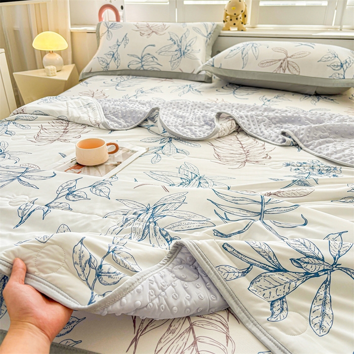 91家纺网 家纺一手货源 找家纺 雯豆2025春夏新款凉感丝夏被空调被子印花A类卡通小清新夏被 冰丝夏被四件套-迷失