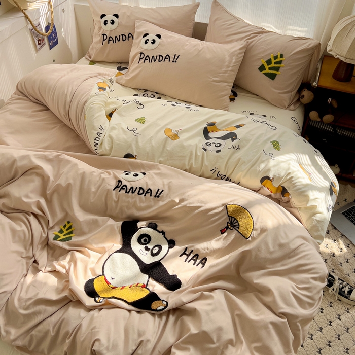 91家纺网 家纺一手货源 找家纺 罗亿家纺 2025新款云朵棉可爱毛巾绣系列四件套 熊猫会功夫