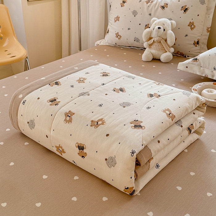 91家纺网 家纺一手货源 找家纺 梦依依 2025新款小清新印花系列里外全棉棉花被夏被四件套 假日萌熊