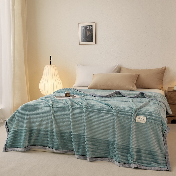 91家纺网 家纺一手货源 找家纺 澳梵家居 2025新款魔法绒糯糯绒提花抽条毛毯盖毯 简约-黛蓝