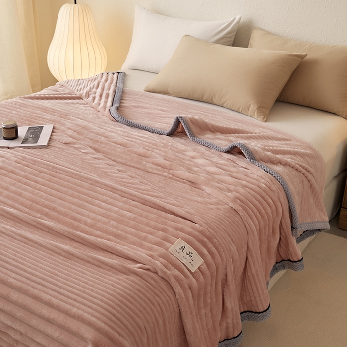91家纺网 家纺一手货源 找家纺 澳梵家居 2025新款魔法绒糯糯绒提花抽条毛毯盖毯 简约-粉