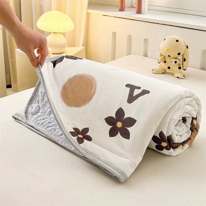 91家纺网 家纺一手货源 找家纺 雯豆2025春夏新款凉感丝夏被空调被子印花A类卡通小清新夏被 冰丝夏被四件套-五瓣花