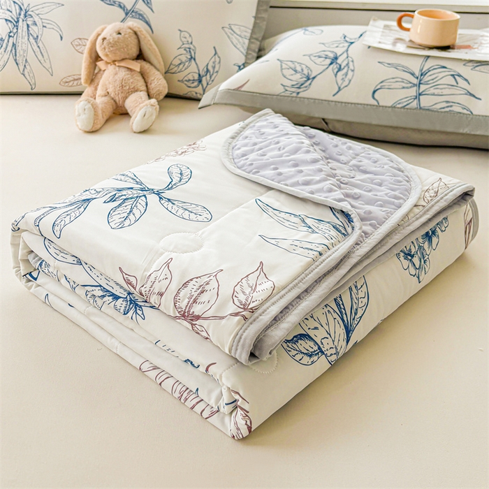 91家纺网 家纺一手货源 找家纺 雯豆2025春夏新款凉感丝夏被空调被子印花A类卡通小清新夏被 冰丝夏被四件套-迷失