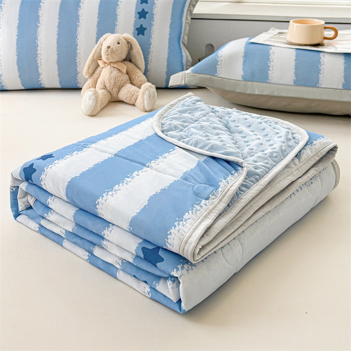 91家纺网 家纺一手货源 找家纺 雯豆2025春夏新款凉感丝夏被空调被子印花A类卡通小清新夏被 冰丝夏被四件套-蓝色条纹