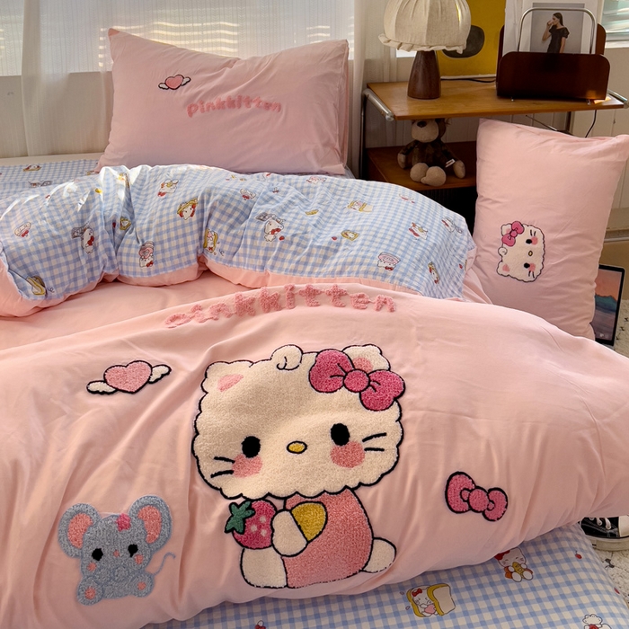 91家纺网 家纺一手货源 找家纺 罗亿家纺 2025新款云朵棉可爱毛巾绣系列四件套 可爱小猫-粉