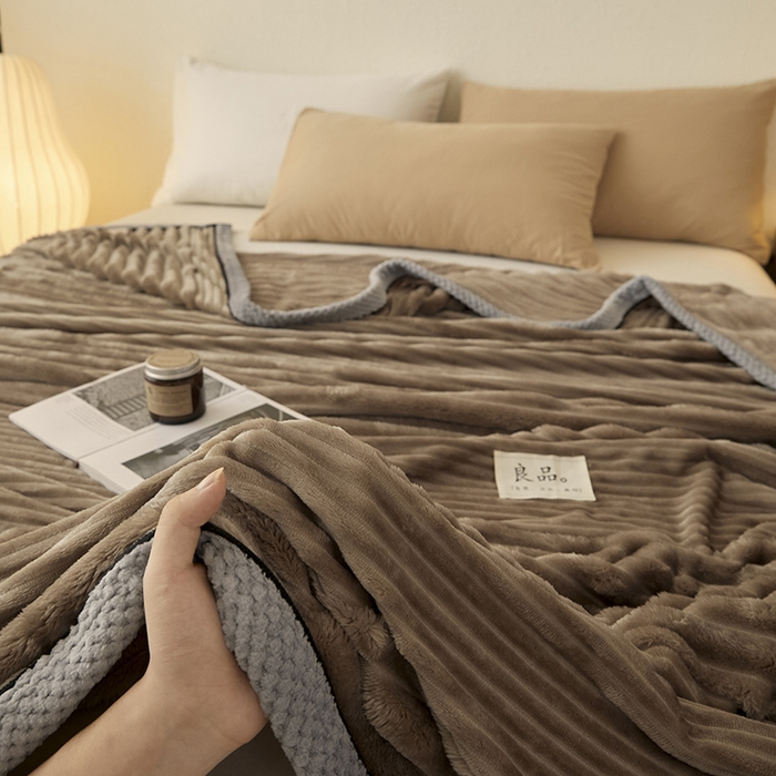 91家纺网 家纺一手货源 找家纺 澳梵家居 2025新款魔法绒糯糯绒提花抽条毛毯盖毯 简约-深棕