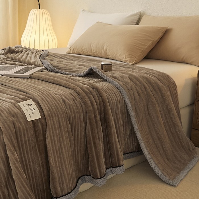91家纺网 家纺一手货源 找家纺 澳梵家居 2025新款魔法绒糯糯绒提花抽条毛毯盖毯 简约-深棕