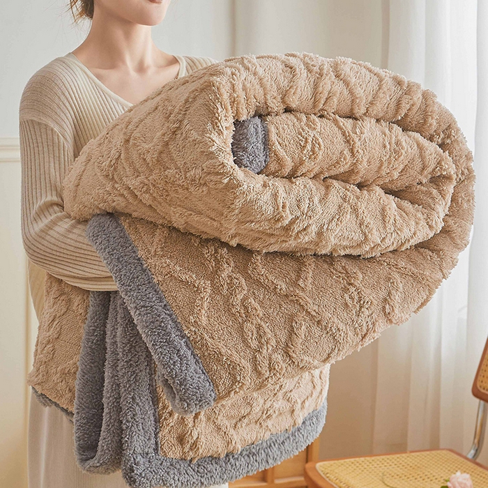 91家纺网 家纺一手货源 找家纺 澳梵家居 2025新款塔芙绒提花毛毯盖毯 卡其-灰