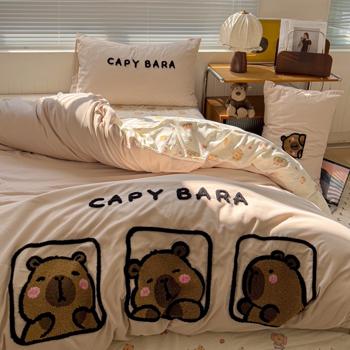 91家纺网 家纺一手货源 找家纺 罗亿家纺 2025新款云朵棉可爱毛巾绣系列四件套 卡皮巴拉