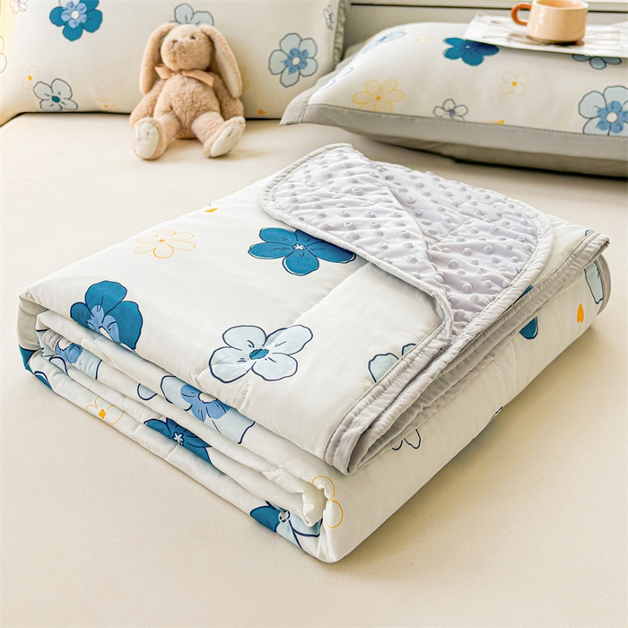 91家纺网 家纺一手货源 找家纺 雯豆2025春夏新款凉感丝夏被空调被子印花A类卡通小清新夏被 冰丝夏被四件套-漫雨