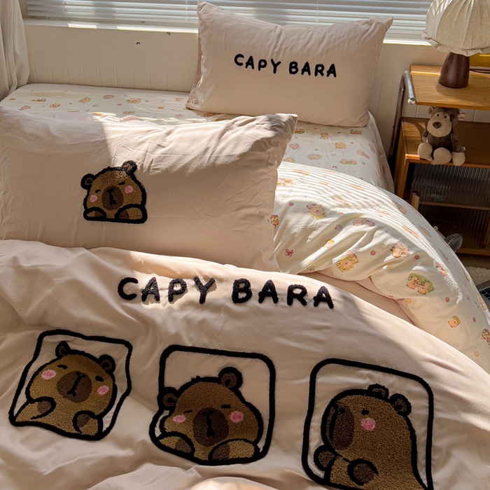 91家纺网 家纺一手货源 找家纺 罗亿家纺 2025新款云朵棉可爱毛巾绣系列四件套 卡皮巴拉