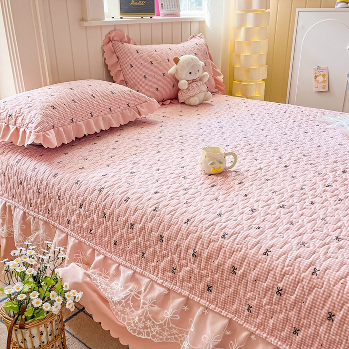 91家纺网 家纺一手货源 找家纺 雅眠居 2025爆款针织棉双层纱印花床盖四件套 粉格蝴蝶结