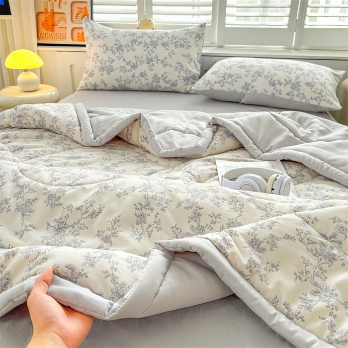 91家纺网 家纺一手货源 找家纺   壹张床  2025新款A类针织棉双层纱100%新疆棉花夏凉被《包检测》（提供买家秀） 叶影静思