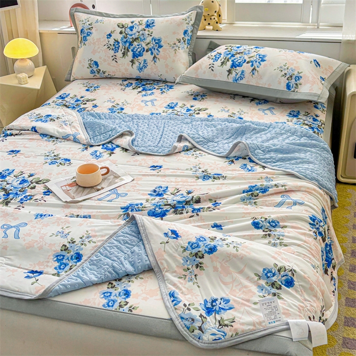 91家纺网 家纺一手货源 找家纺 雯豆2025春夏新款凉感丝夏被空调被子印花A类卡通小清新夏被 冰丝夏被四件套-芳华如梦