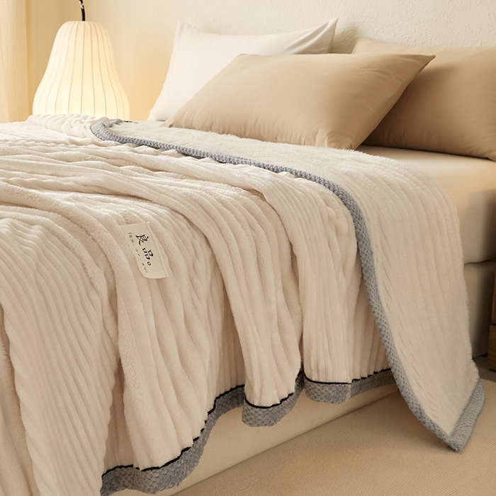 91家纺网 家纺一手货源 找家纺 澳梵家居 2025新款魔法绒糯糯绒提花抽条毛毯盖毯 简约-奶白