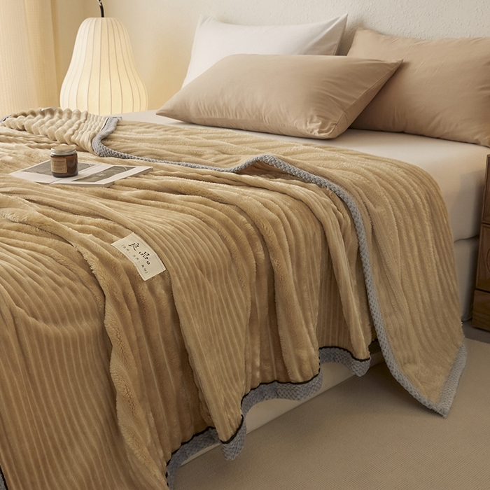 91家纺网 家纺一手货源 找家纺 澳梵家居 2025新款魔法绒糯糯绒提花抽条毛毯盖毯 简约-卡其