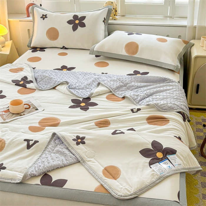 91家纺网 家纺一手货源 找家纺 雯豆2025春夏新款凉感丝夏被空调被子印花A类卡通小清新夏被 冰丝夏被四件套-五瓣花