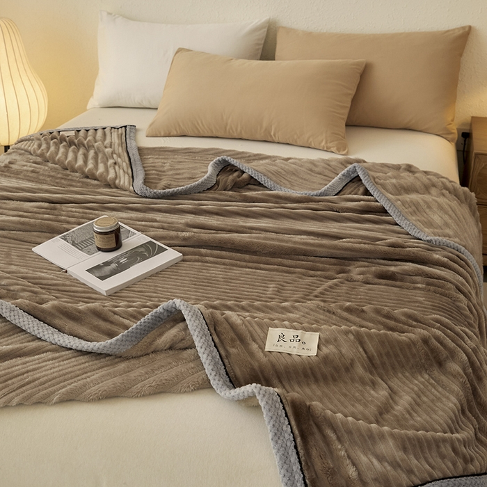 91家纺网 家纺一手货源 找家纺 澳梵家居 2025新款魔法绒糯糯绒提花抽条毛毯盖毯 简约-深棕