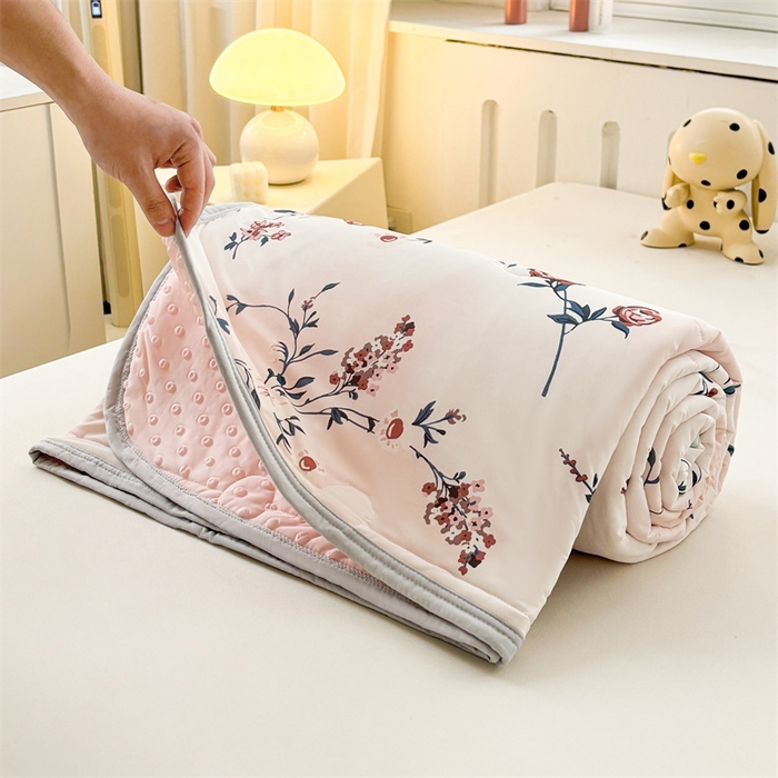 91家纺网 家纺一手货源 找家纺 雯豆2025春夏新款凉感丝夏被空调被子印花A类卡通小清新夏被 冰丝夏被四件套-闻香玫瑰