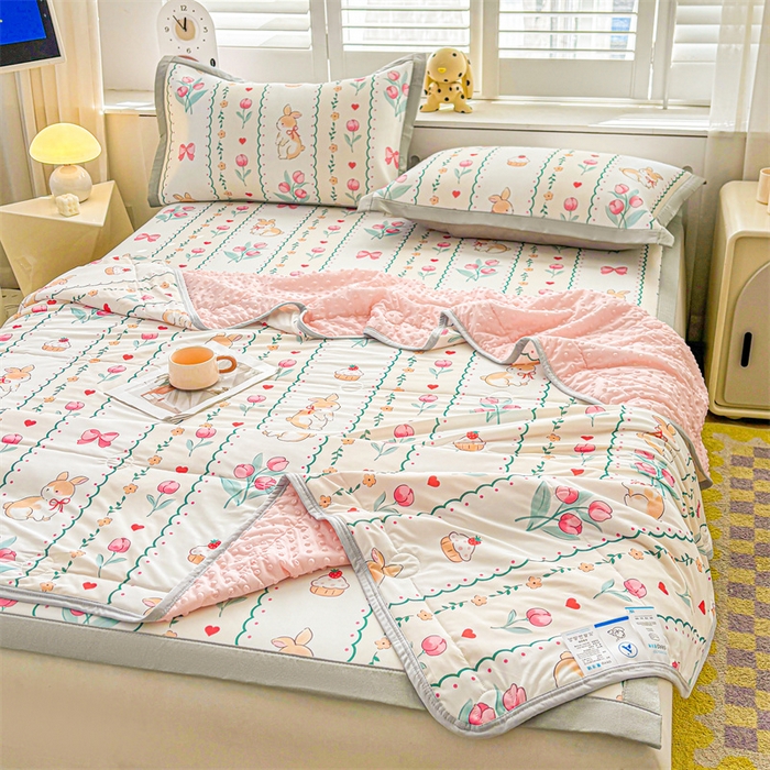 91家纺网 家纺一手货源 找家纺 雯豆2025春夏新款凉感丝夏被空调被子印花A类卡通小清新夏被 冰丝夏被四件套-浪漫花丛