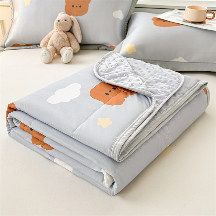 91家纺网 家纺一手货源 找家纺 雯豆2025春夏新款凉感丝夏被空调被子印花A类卡通小清新夏被 冰丝夏被四件套-布丁小昔