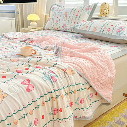91家纺网 家纺一手货源 找家纺 雯豆2025春夏新款凉感丝夏被空调被子印花A类卡通小清新夏被 冰丝夏被四件套-浪漫花丛