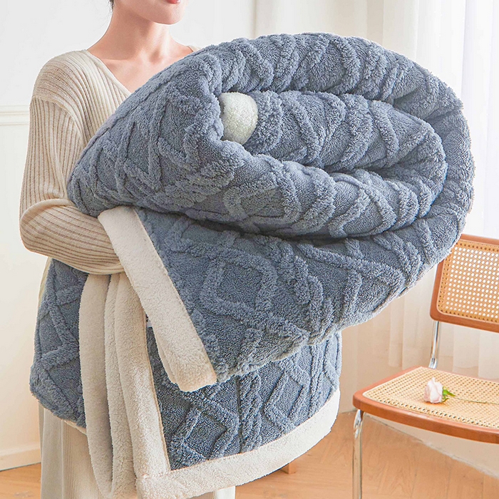 91家纺网 家纺一手货源 找家纺 澳梵家居 2025新款塔芙绒提花毛毯盖毯 柔雾蓝-白