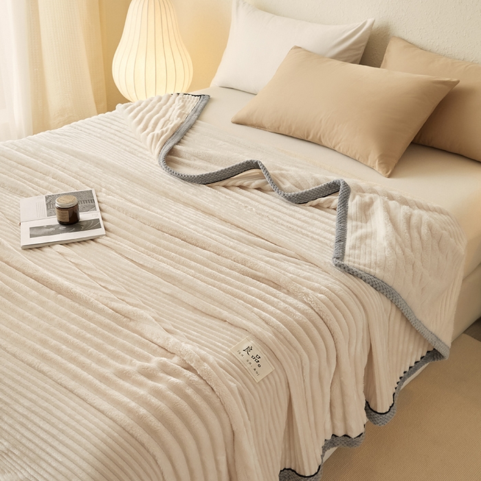 91家纺网 家纺一手货源 找家纺 澳梵家居 2025新款魔法绒糯糯绒提花抽条毛毯盖毯 简约-奶白