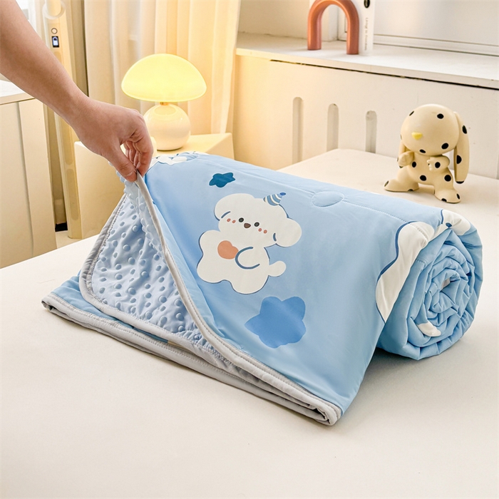 91家纺网 家纺一手货源 找家纺 雯豆2025春夏新款凉感丝夏被空调被子印花A类卡通小清新夏被 冰丝夏被四件套-星星狗