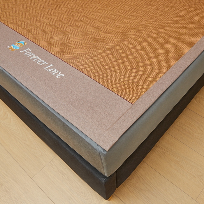 91家纺网 家纺一手货源 找家纺 尚品凤凰 2025新款冰藤席小熊绣花藤席 饼干花