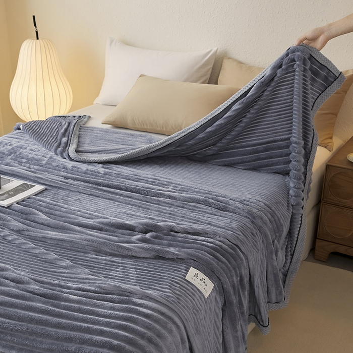 91家纺网 家纺一手货源 找家纺 澳梵家居 2025新款魔法绒糯糯绒提花抽条毛毯盖毯 简约-雾蓝