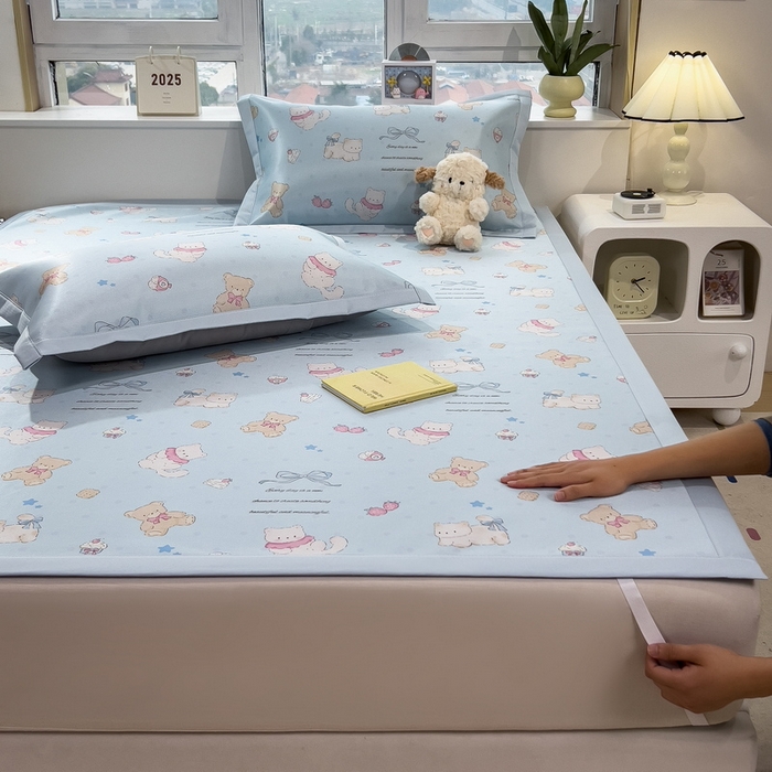 91家纺网 家纺一手货源 找家纺 丝羽坊 2025新款小版印花冰丝凉席平铺床席款冰丝席碳光冰丝凉席 小熊派对