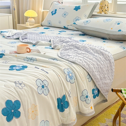 91家纺网 家纺一手货源 找家纺 雯豆2025春夏新款凉感丝夏被空调被子印花A类卡通小清新夏被 冰丝夏被四件套-漫雨