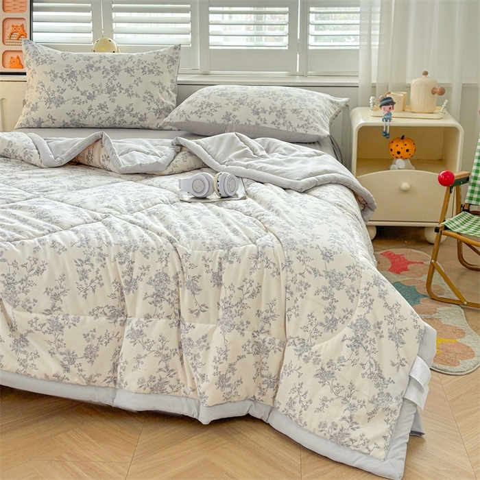 91家纺网 家纺一手货源 找家纺   壹张床  2025新款A类针织棉双层纱100%新疆棉花夏凉被《包检测》（提供买家秀） 叶影静思