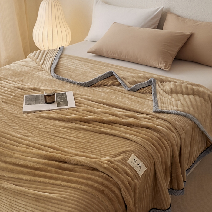 91家纺网 家纺一手货源 找家纺 澳梵家居 2025新款魔法绒糯糯绒提花抽条毛毯盖毯 简约-卡其