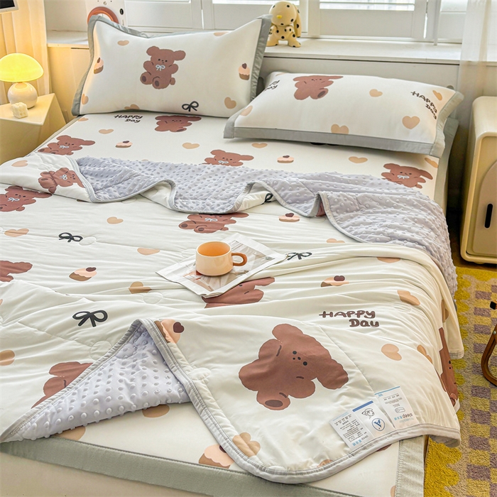 91家纺网 家纺一手货源 找家纺 雯豆2025春夏新款凉感丝夏被空调被子印花A类卡通小清新夏被 冰丝夏被四件套-跳跳熊