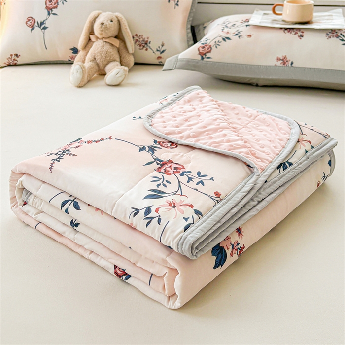 91家纺网 家纺一手货源 找家纺 雯豆2025春夏新款凉感丝夏被空调被子印花A类卡通小清新夏被 冰丝夏被四件套-闻香玫瑰